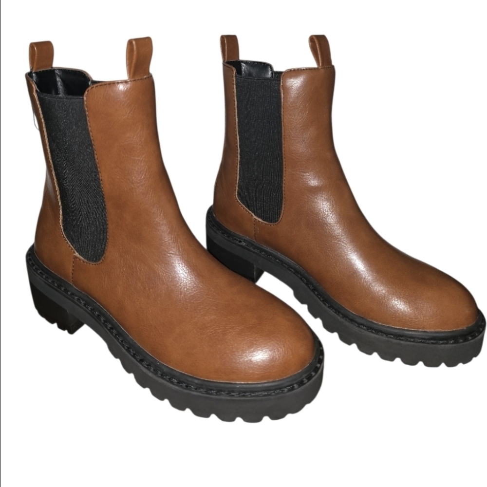 Elegant Brown Ankle Boots with Black Panels